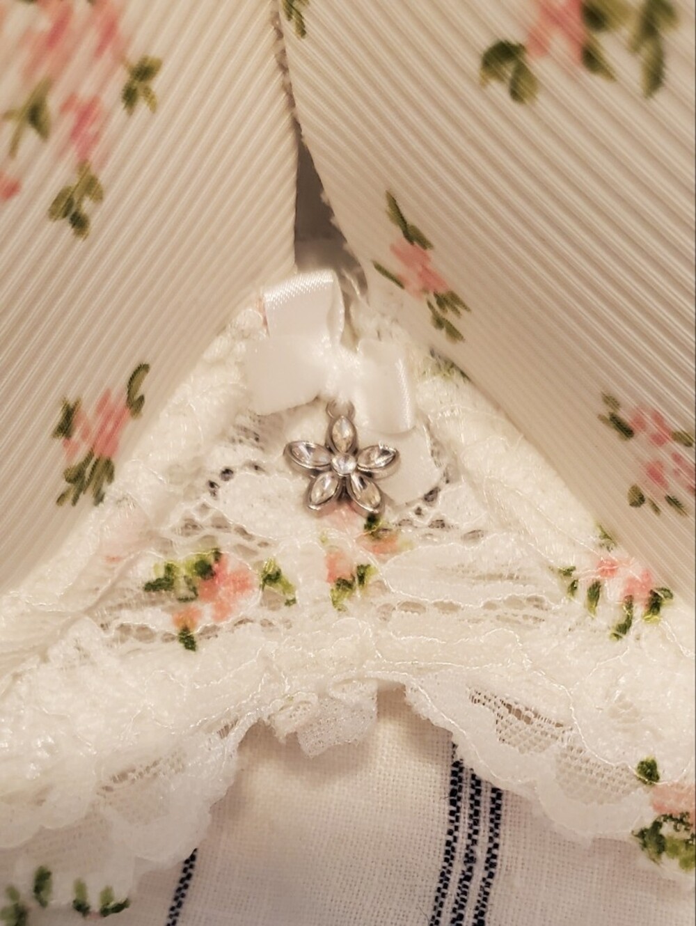 Censored White Floral Lace Trim Push-Up Bra, 38D - Picture 4 of 5